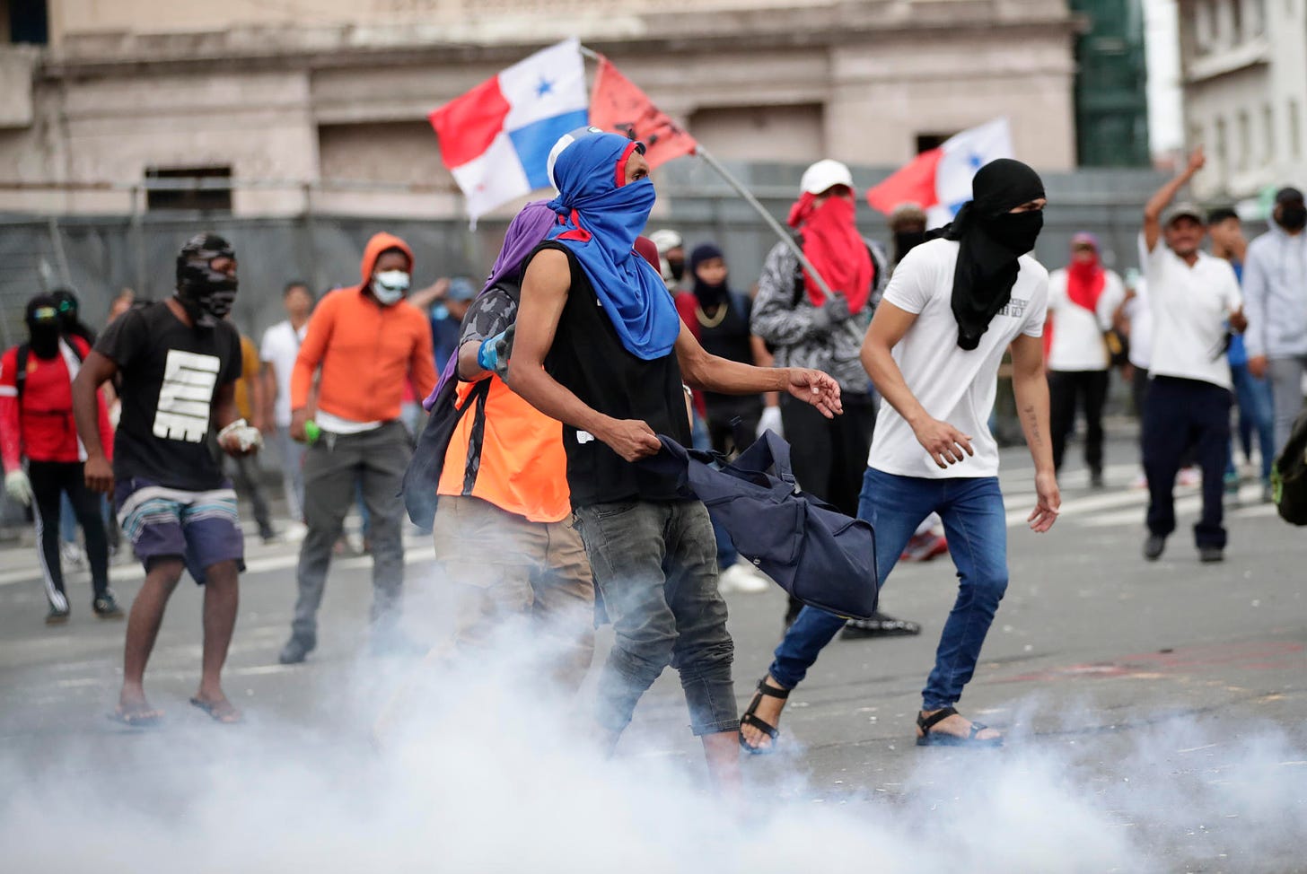 Protesters clash with police during protests against a controversial mining contract with a subsidiary of a Canadian company, today, in Panama City, Panama, 24 October 2023. EFE-EPA/Bienvenido Velasco