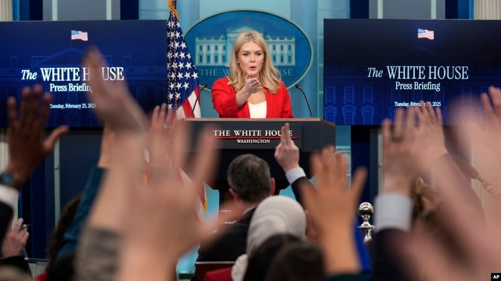 La secretaria de prensa de la Casa Blanca, Karoline Leavitt, habla durante una conferencia de prensa en la Sala de Prensa James Brady de la Casa Blanca, el martes 25 de febrero de 2025, en Washington.