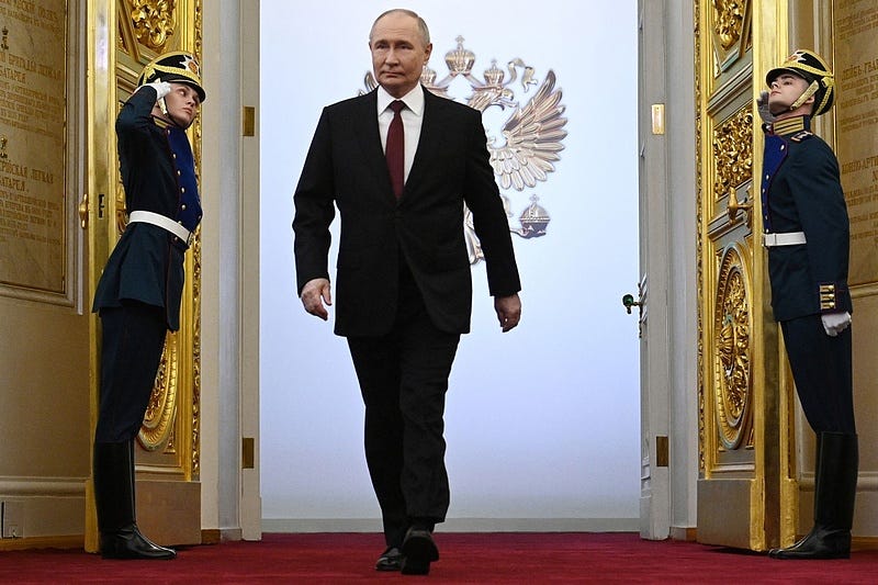 Putyin orosz Rolls Royce-ban villantott, távozó miniszterek és baráti popsztárok várták