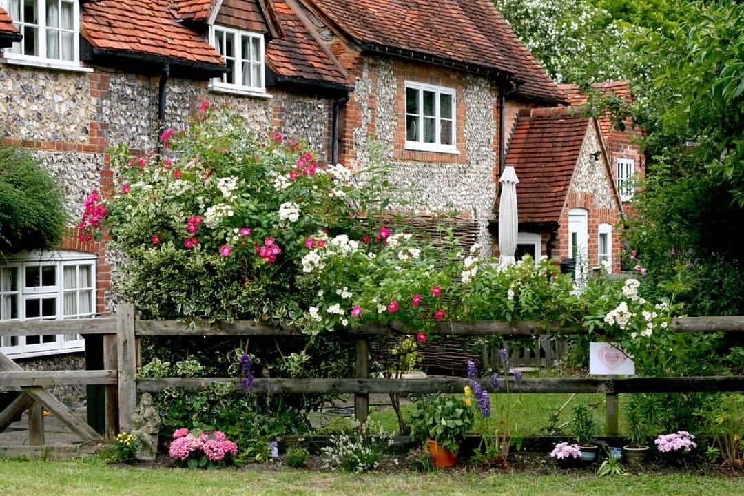 Turville cottage by Yulia Goes Travelling. I have included several photos in this post from Turville in the Chiltern Hills, which I have been told was Goudge’s inspiration for Appleshaw. 