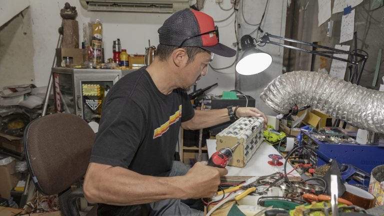 Reparateur de batterie dans son atelier