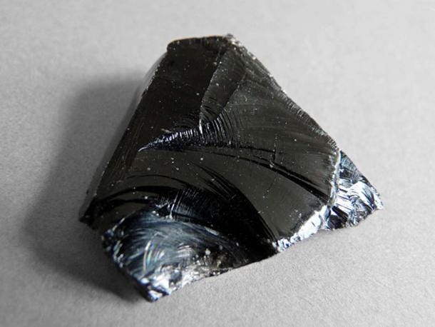 La obsidiana, un vidrio volcánico, podría fracturarse para producir hojas o puntas de flecha muy afiladas. (CC BY-SA 3.0)