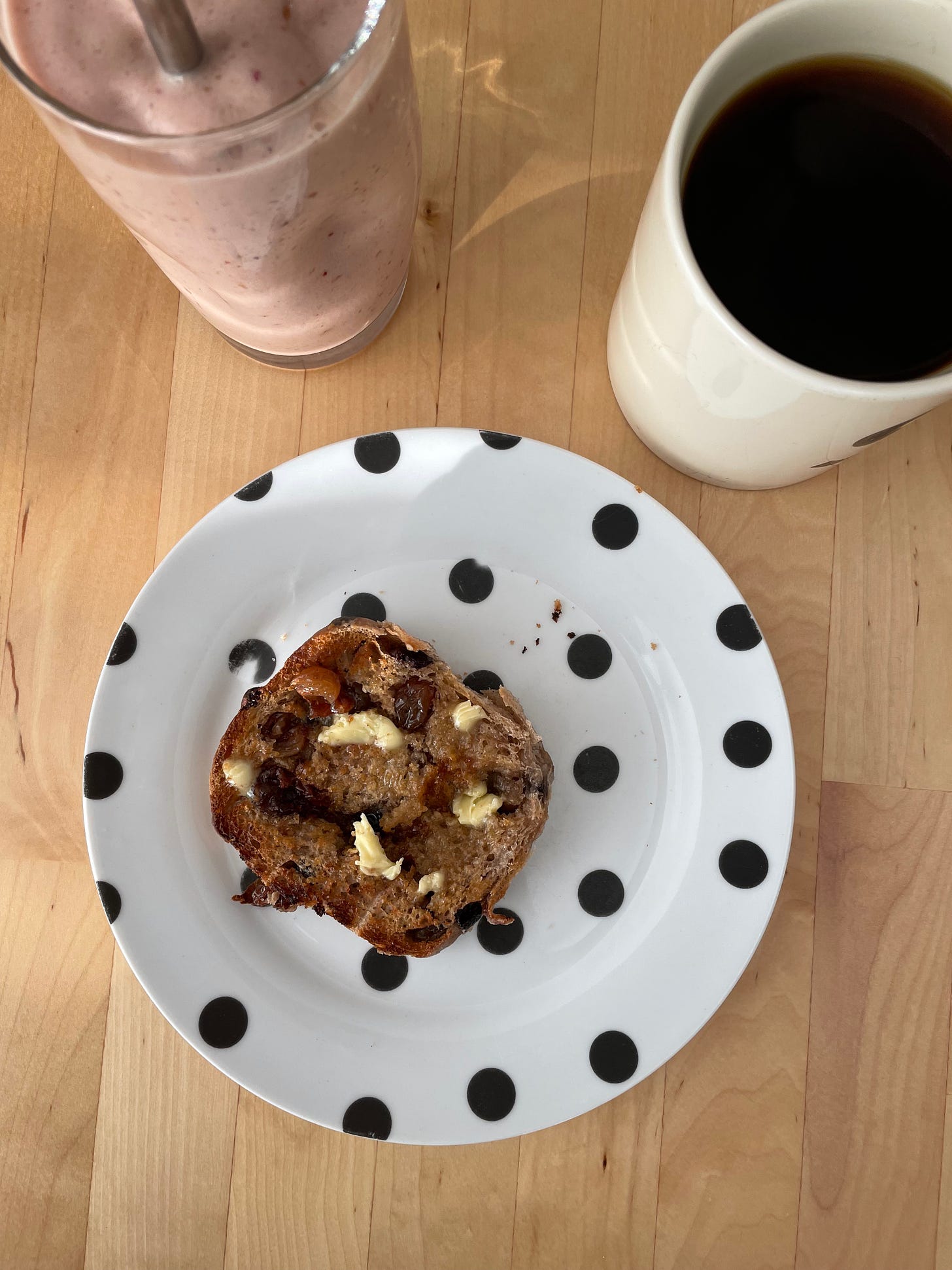 Hot cross bun with coffee and smoothie