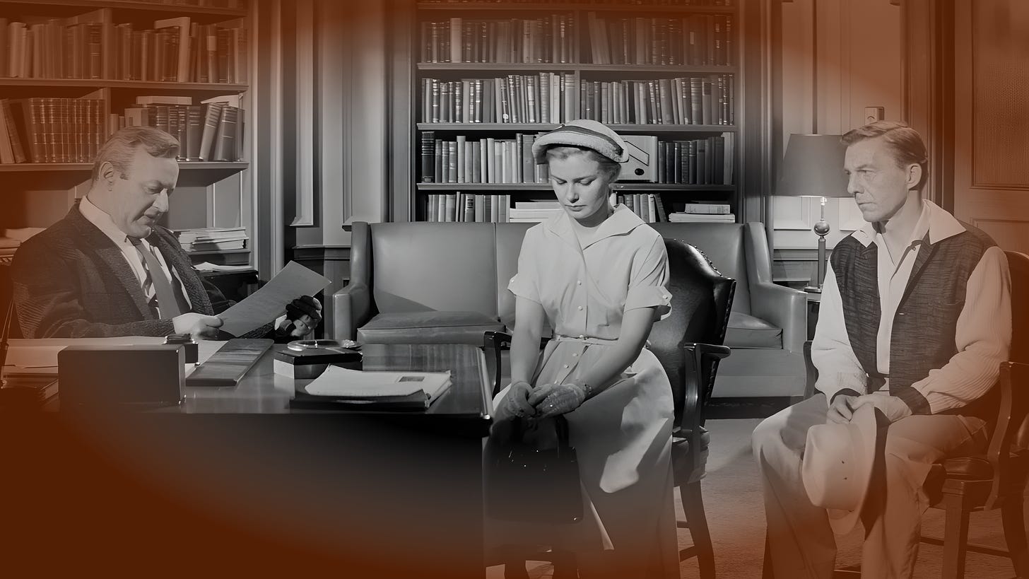 La imagen muestra una escena en blanco y negro que parece ser de una película o programa de televisión de época. Tres personas se encuentran en una oficina o biblioteca: un hombre que parece estar revisando documentos en su escritorio, una mujer sentada frente a él con una expresión seria, y otro hombre de pie a un lado, observando la situación. El fondo está lleno de estanterías con libros, lo que sugiere un ambiente académico o profesional. La composición y el estilo en blanco y negro le dan a la imagen un tono formal y solemne.