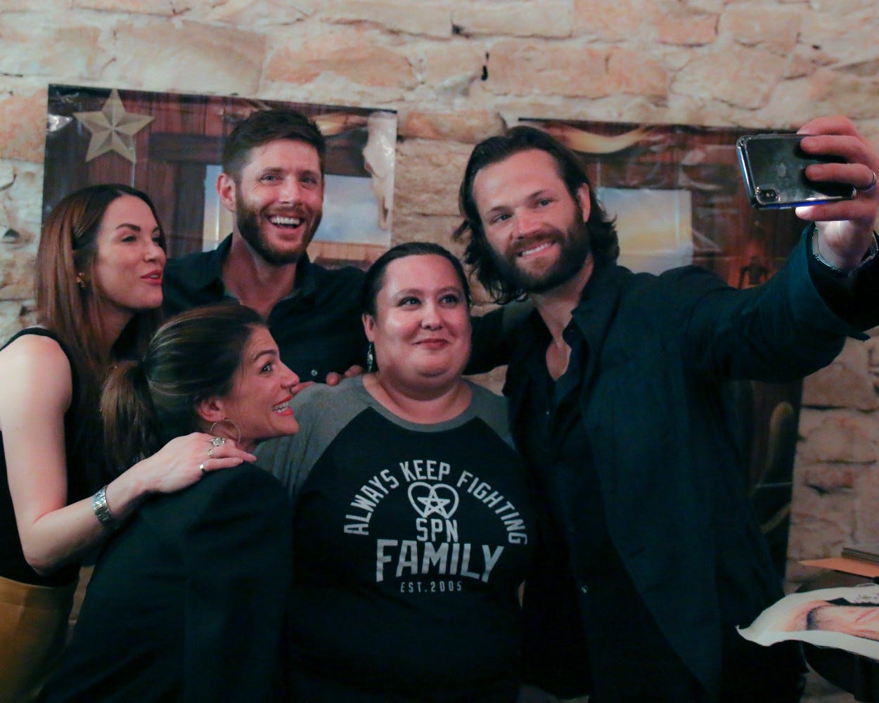 jared padalecki jensen ackles with sandra danneel and gen selfie