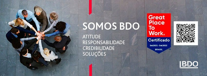 Somos BDO. Atitude, responsabilidade, credibilidade, soluções. Selo Great Place to Wrork e foto vista de cima de círculo de pessoas com as mãos nos centro como em um time prestes a começar uma partida de campeonato.