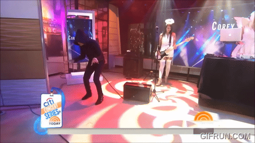 Corey Feldman tocando el pianillo imaginario.
