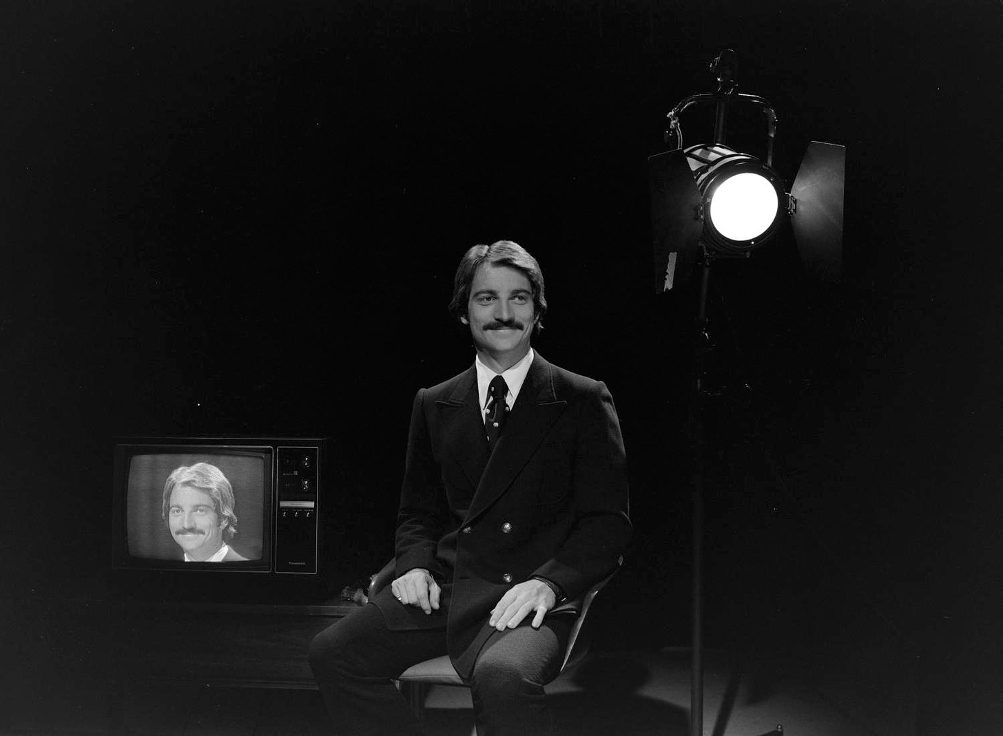 large representation of [Doug Vair photo on set, 3]. Side 1 of 1