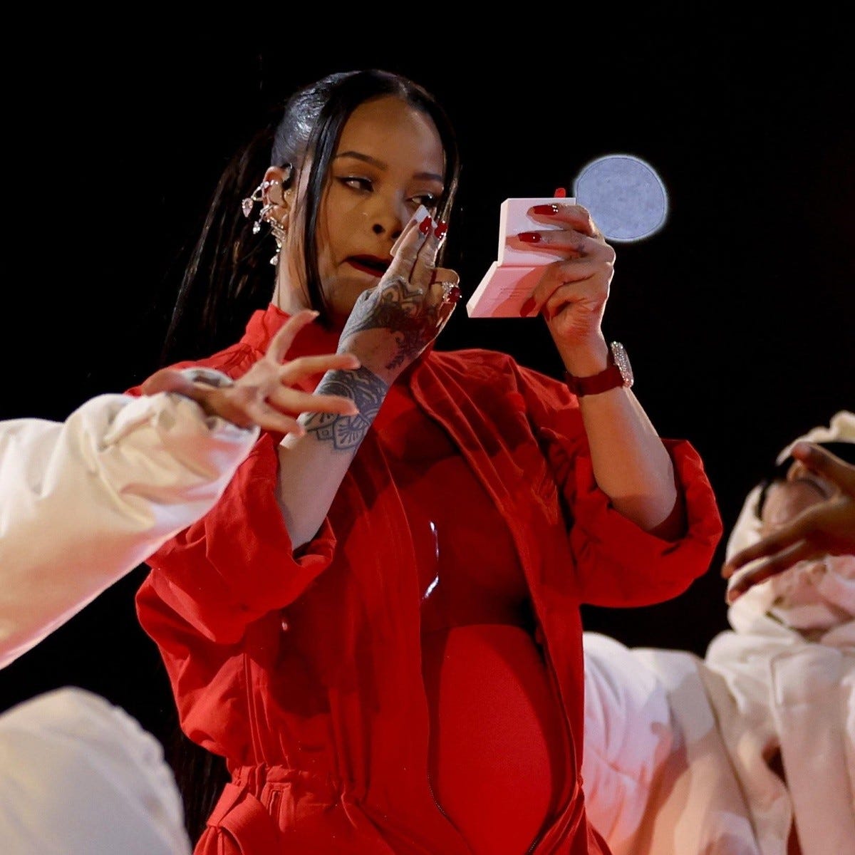 Super Bowl 2023: Rihanna aprovecha el show del medio tiempo para  promocionar su marca de maquillaje | El Informador