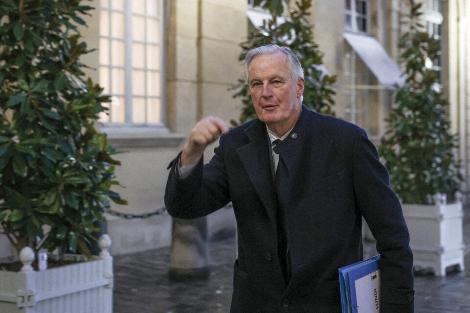 Le Premier ministre Michel Barnier arrive à Matignon pour son entretien avec Marine Le Pen, lundi 25 novembre 2024.