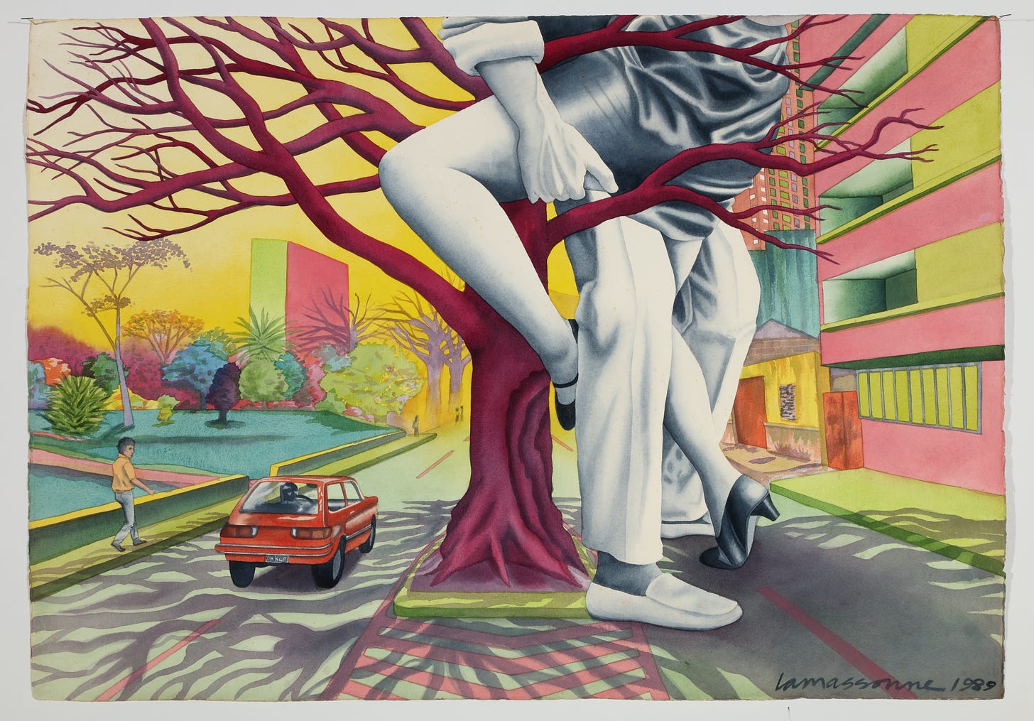 Descrição da imagem: Rua com carro vermelho em trânsito, rapaz na calçada olhando para casal em árvore roxa. Na pintura, casal se pegando da cintura para baixo. Ele de calça e mocassim brancos, ela de saia curta cinza e sapatos pretos. Prédios residenciais amarelo e rosa ao lado