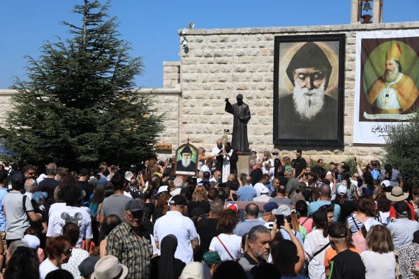 Milhares comparecem à procissão eucarística seguida da sagrada liturgia no Ermida de St. Charbel e no mosteiro de St. Maroun Annaya em 22 de julho de 2024. Crédito: Marwan Semaan/ACI MENA