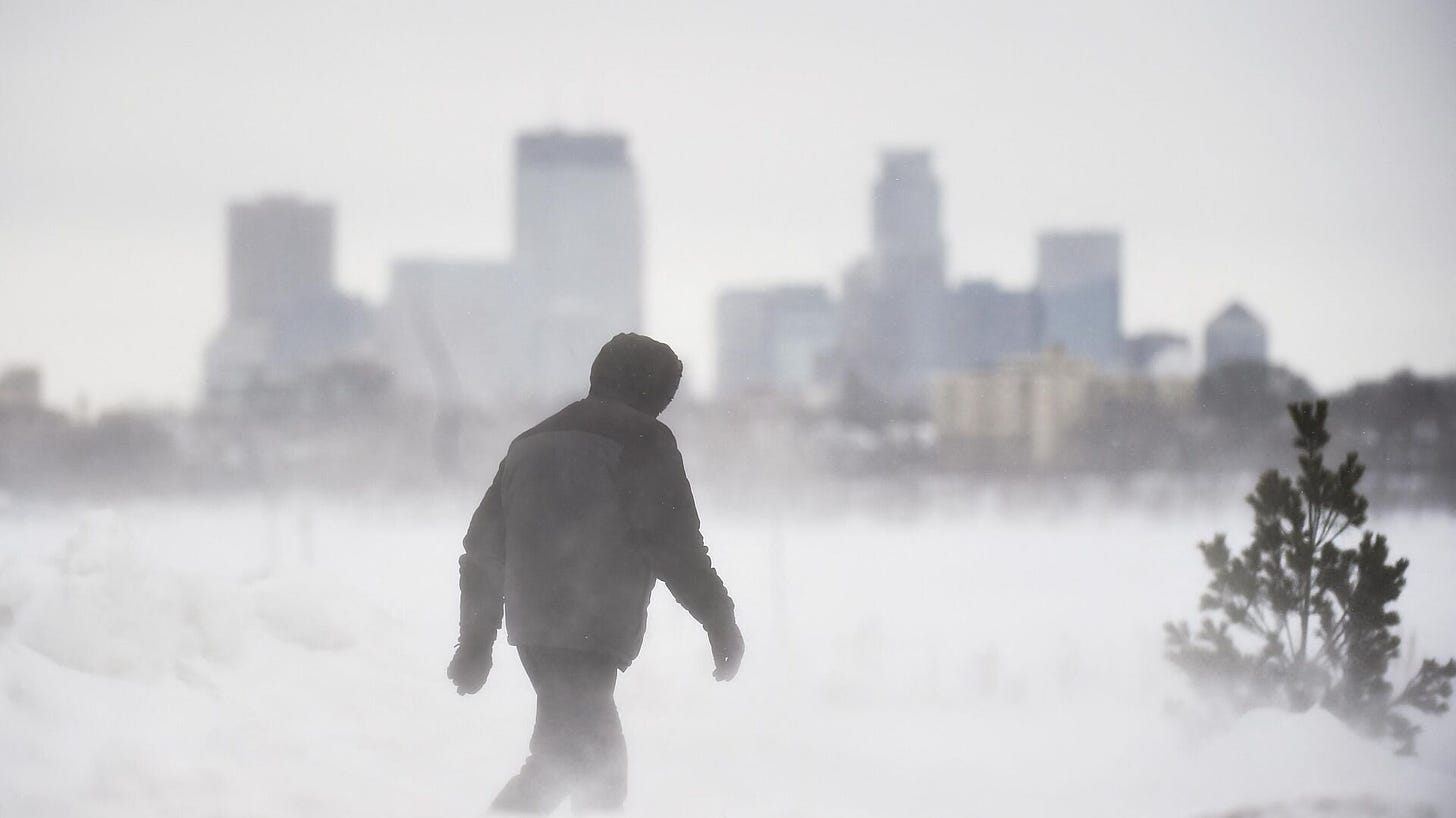  A man goes for a walk in front of the Minneapolis skyline at Bde Maka Ska Park during a snowstorm in Minneapolis, Minnesota, on February 22, 2023. - Sputnik International, 1920, 24.02.2023