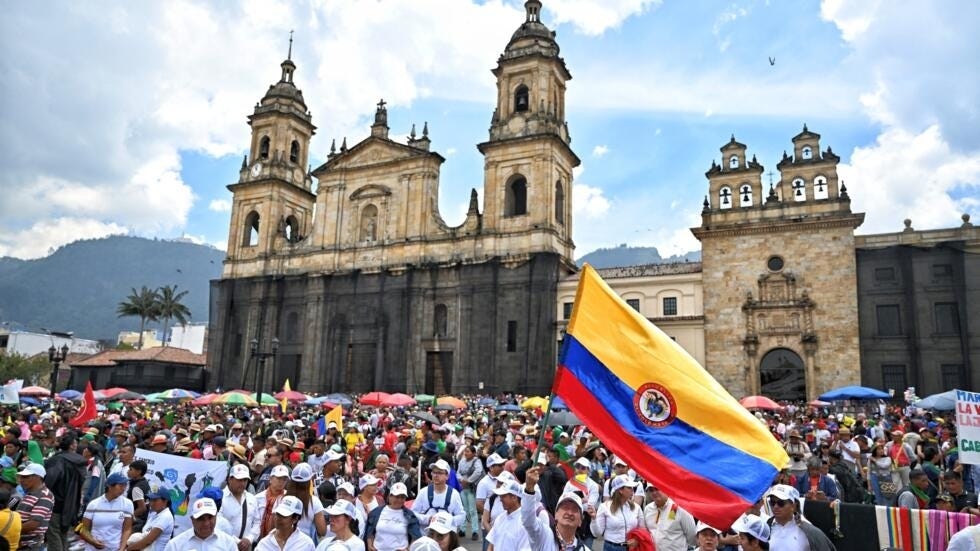 Miembros de la Guardia Indígena y seguidores del presidente colombiano Gustavo Petro marchan en su apoyo en Bogotá, el 27 de septiembre de 2023