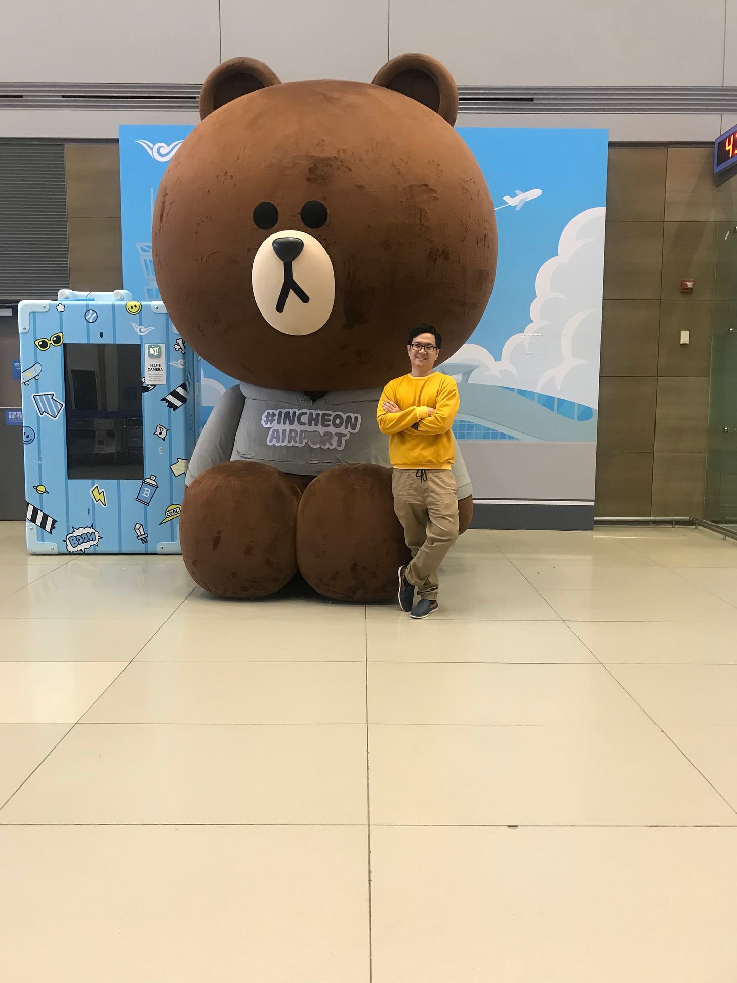 Tôi và chú gấu Brown - biểu tượng du lịch khi tôi đến Hàn Quốc tại sân bay Incheon năm đó (2018).