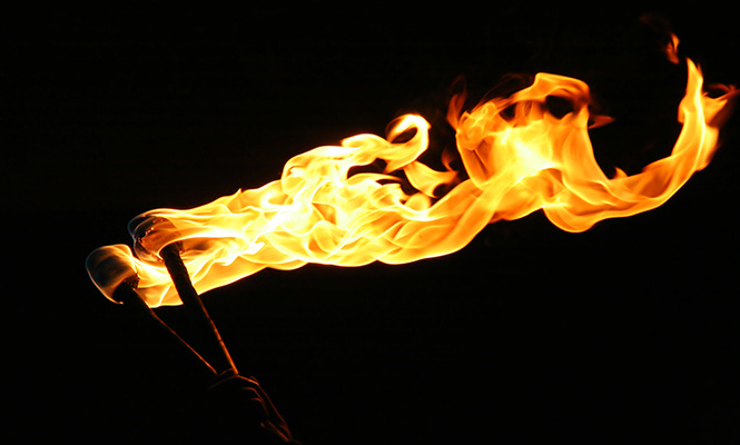 En bild som visar eld, flamma, hetta, utomhus

Automatiskt genererad beskrivning