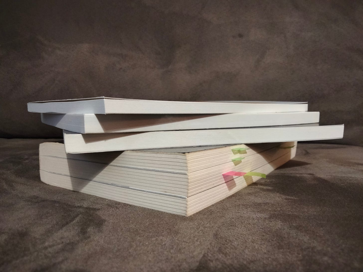 Photo d'une pile de 4 livres biographiques, celui de Simone Veil et 3 réalisés pour des clients.