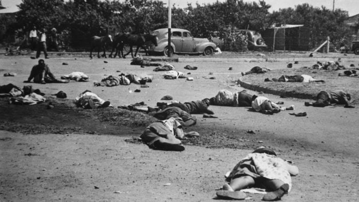 Sharpeville'de 69 siyah Güney Afrikalının hayatını kaybettiği katliamın ardından çekilen fotoğraf. Polis, siyah vatandaşları paso taşımaya zorlayan kurala karşı yapılan bir gösteri sırasında üzerlerine ateş açmıştı. (Fotoğraf: Getty Images)