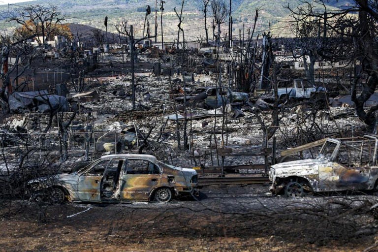 A view of destruction from Highway 30 days after a fierce wildfire destroyed the town of Lahaina, Hawaii. ((Robert Gauthier / Los Angeles Times))