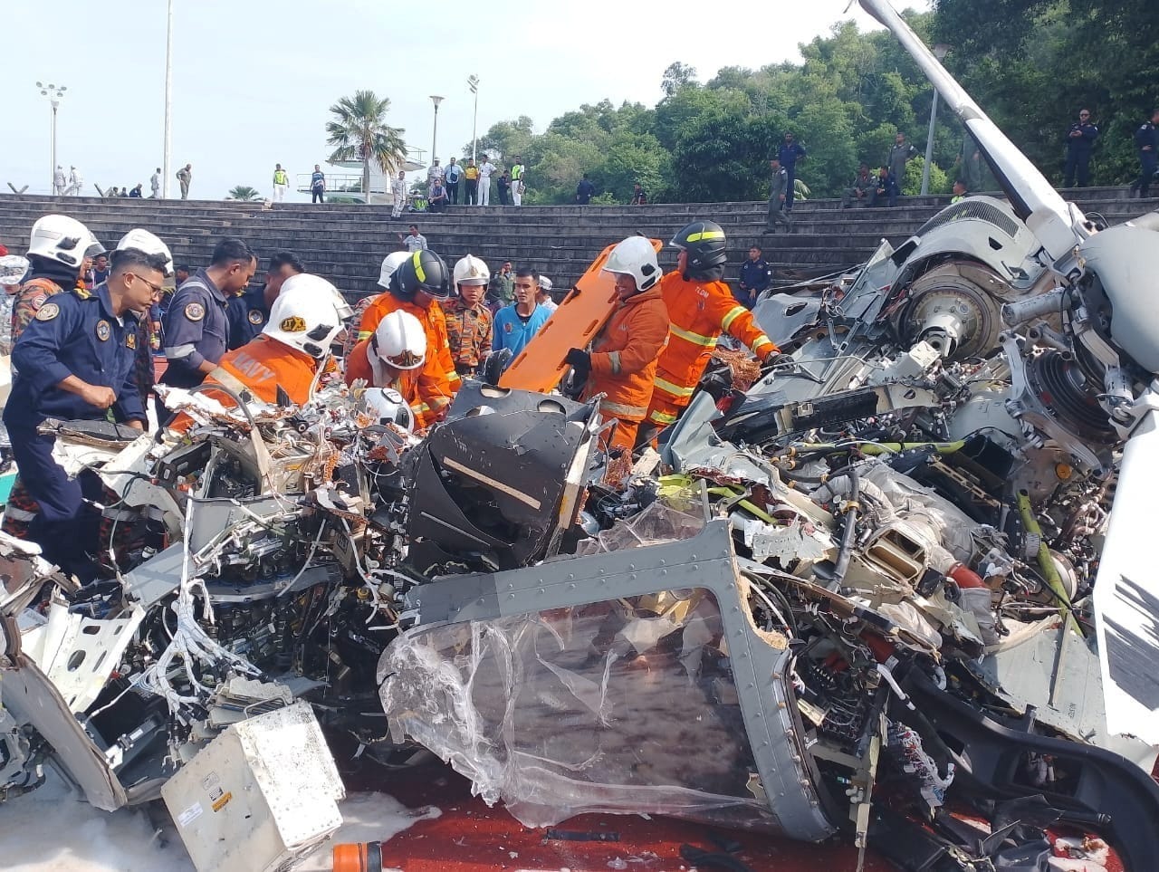 Ekipa ratunkowa pracuje na miejscu katastrofy helikoptera w Lumut w stanie Perak