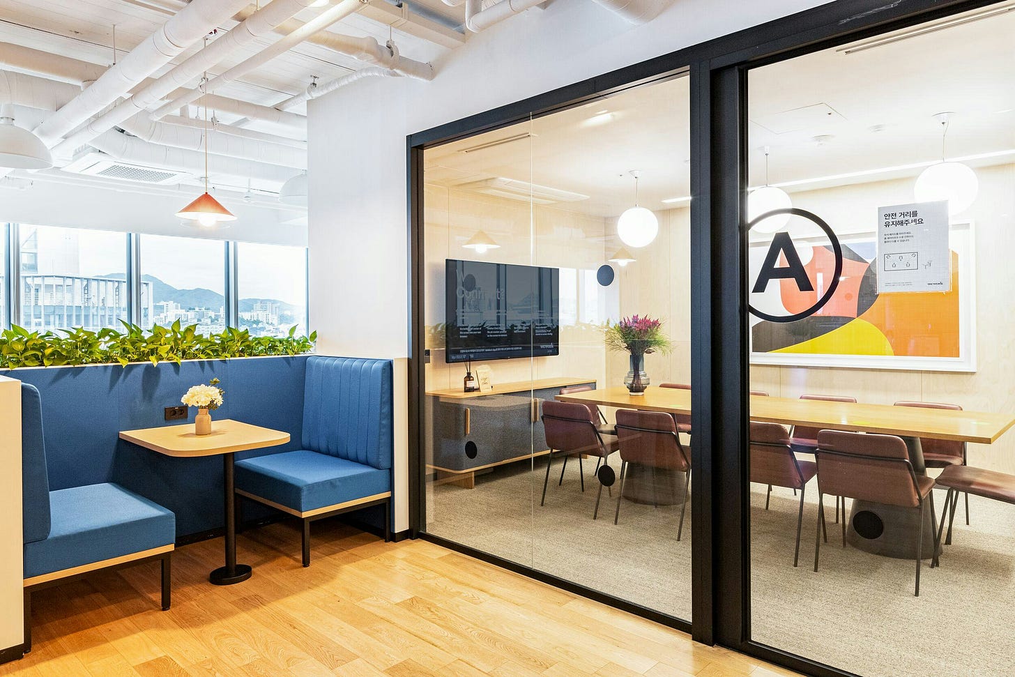 Espaço de Mesa Exclusiva para indivíduos e pequenas equipes | WeWork