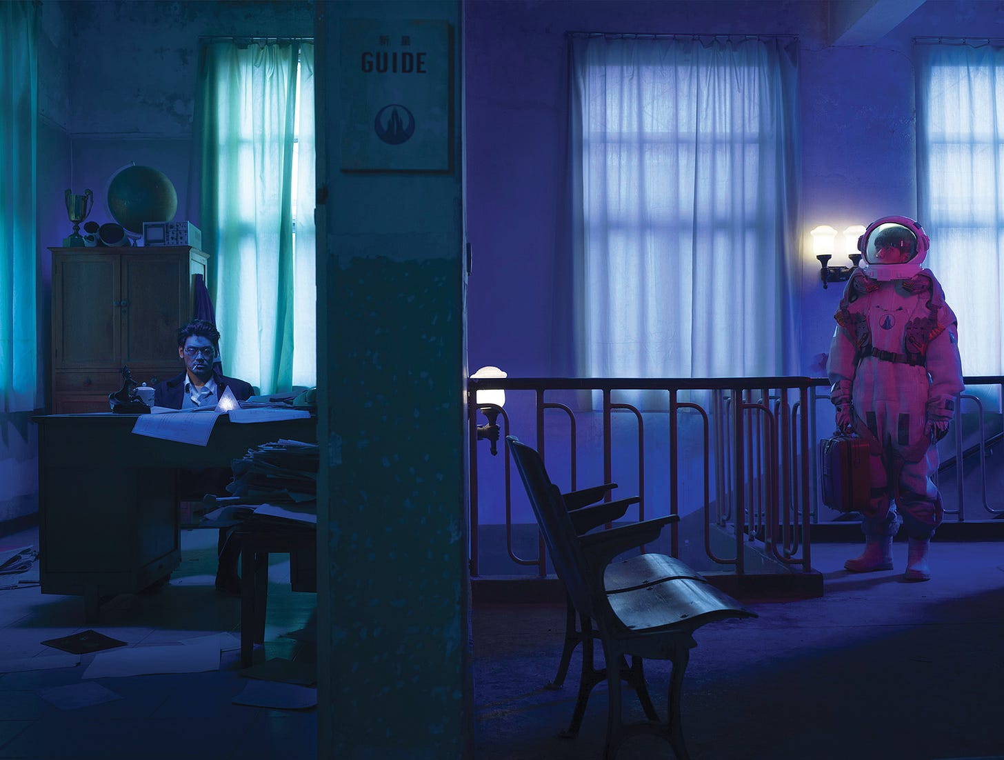 Imagem: escritório com luz baixa, um homem sentado numa escrivaninha com um cigarro na boca lendo papeis, um armário atrás, paredes com cortinas e uma menina vestida de astronauta com uma mala na mão o olhando