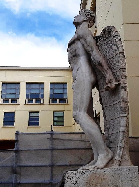 una statua a Forlì