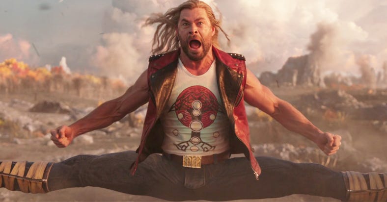 Thor (Chris Hemsworth) dá dois chutes em Thor: Amor e Trovão (2022), da Marvel Entertainment