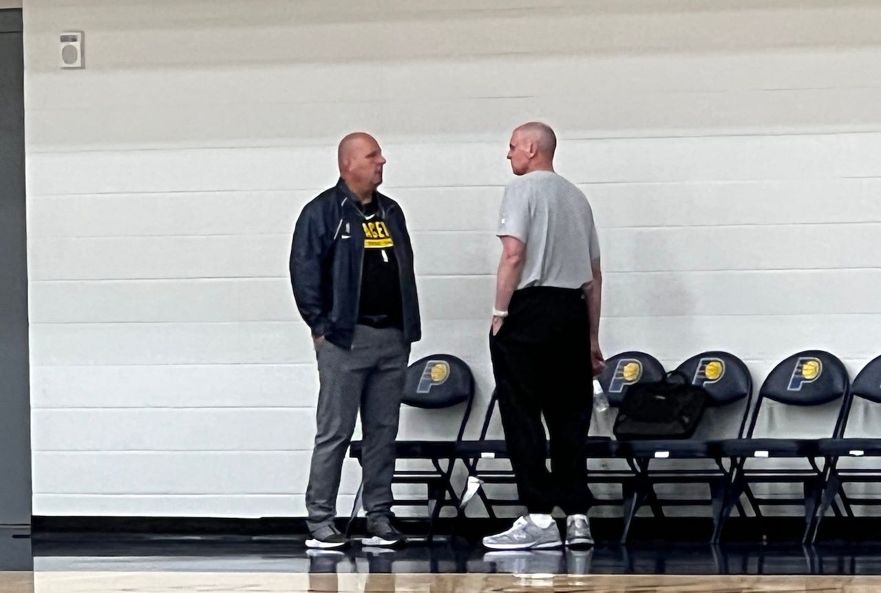 Rick Carlisle talks with Jim Boylen (left) after a Pacers practice.