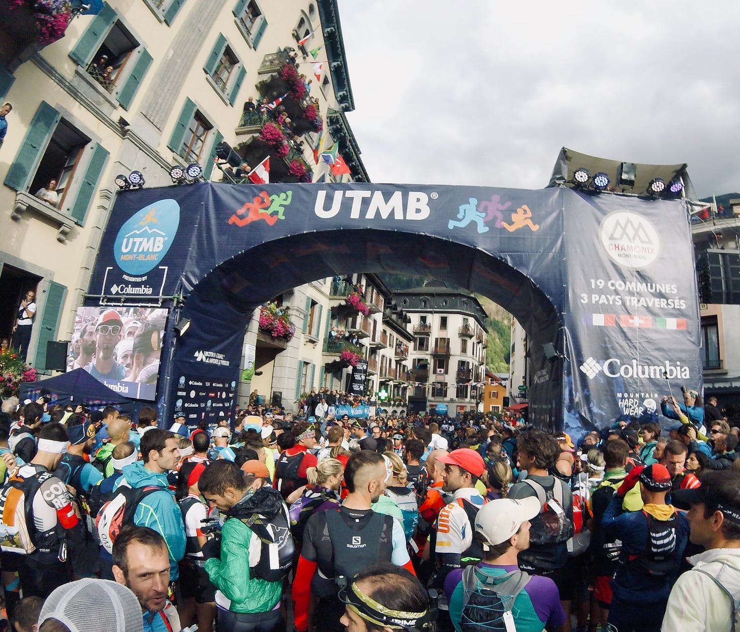 UTMB start arch with a lot of runners waiting for the race to start