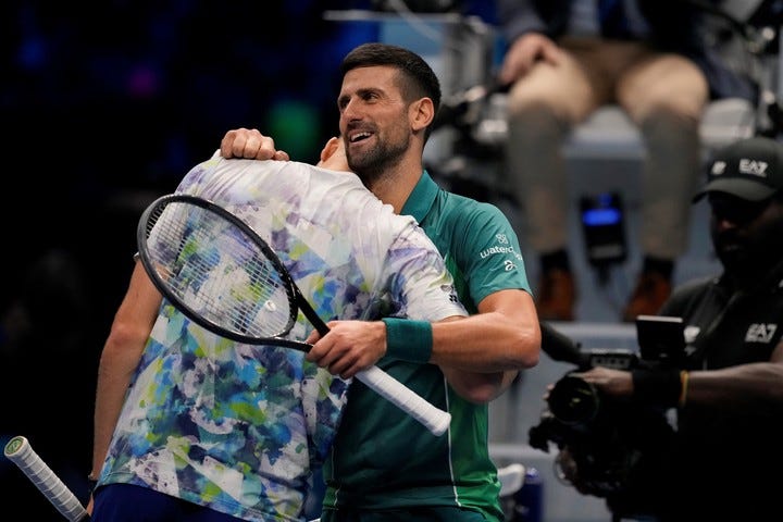 Djokovic venció a Hurkacz en tres sets y Sinner le dio una mano para avanzar
