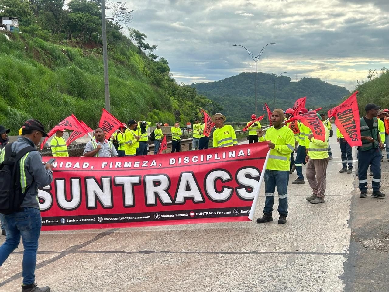 Suntracs cierra en varios puntos de la ciudad, piden la reapertura de sus  cuentas bancarias - Destino Panamá