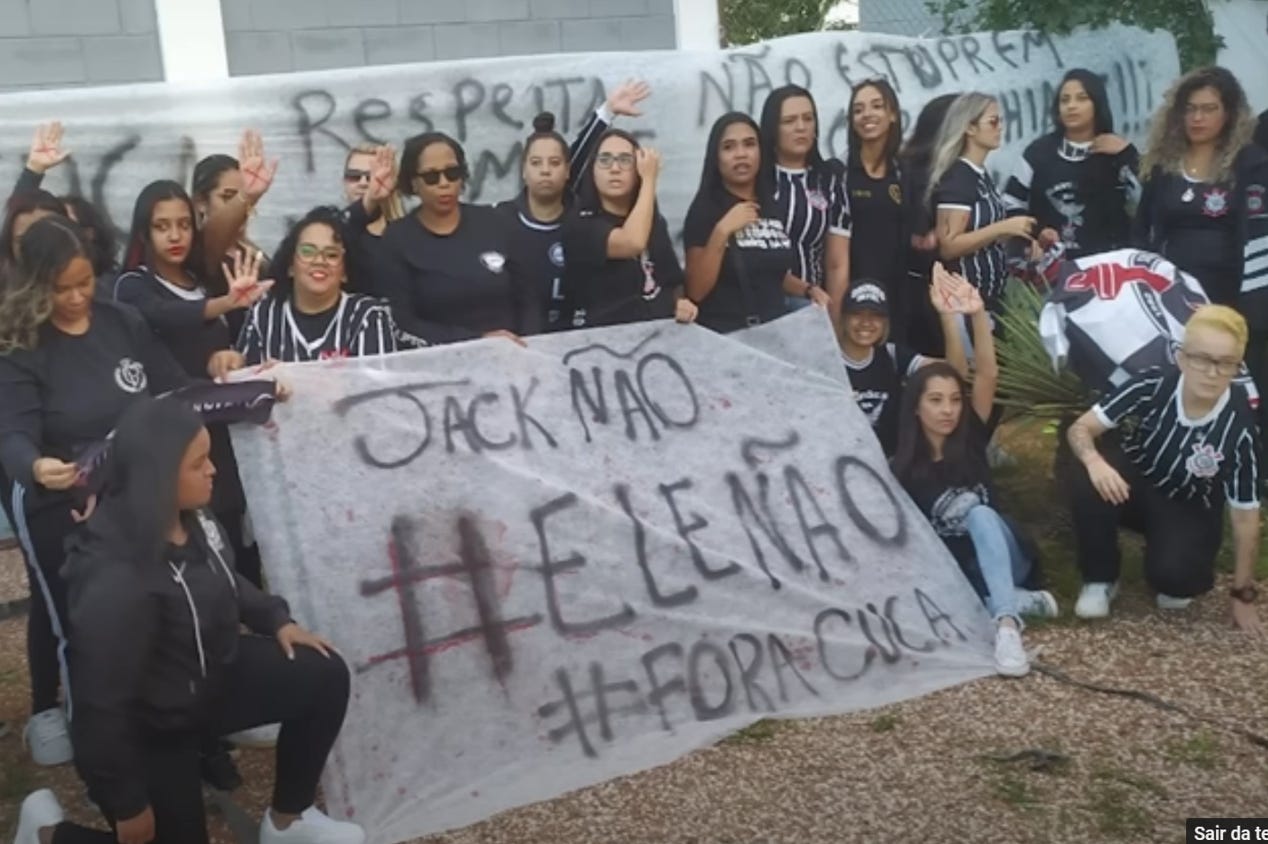 Torcedores e torcedoras do Corinthians se manifestam contra Cuca; veja