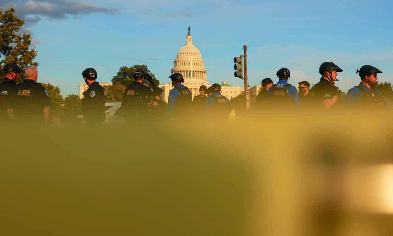 Arrestan a hombre con antorcha y pistola de bengalas en el Capitolio