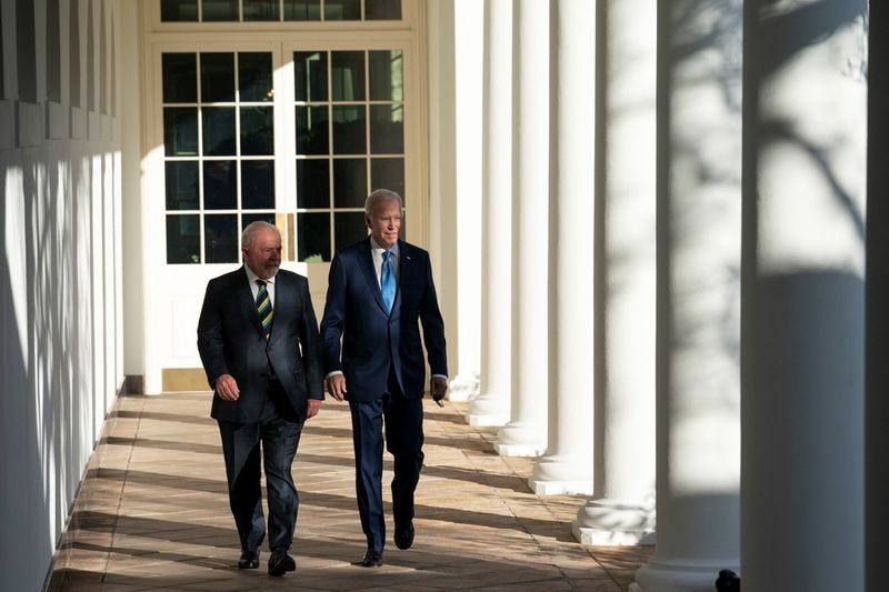© Reuters. Le président du Brésil Luiz Inacio Lula da Silva et le président Joe Biden marchent le long de la colonnade ouest vers le bureau ovale à la Maison Blanche à Washington, aux États-Unis, le 10 février 2023/REUTERS/Sarah Silbiger