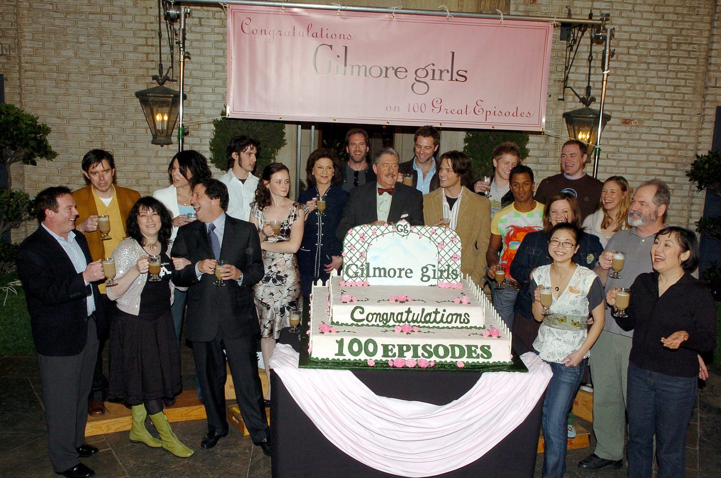 Here's what the "Gilmore Girls" 100th episode party looked like way back  when - HelloGigglesHelloGiggles