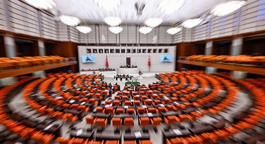 iç mekan, hol, tavan, oda içeren bir resim

Açıklama otomatik olarak oluşturuldu