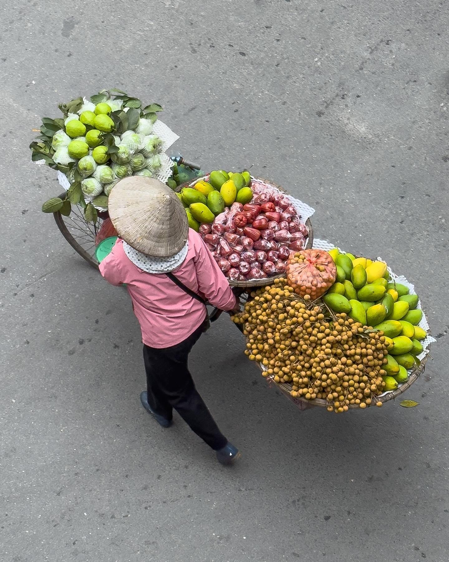 Hanoi fruit lady - Dong Trung