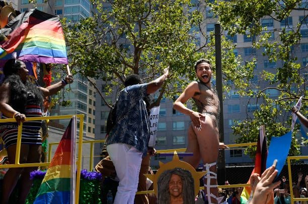 parade-lgbt-di-muka-umum