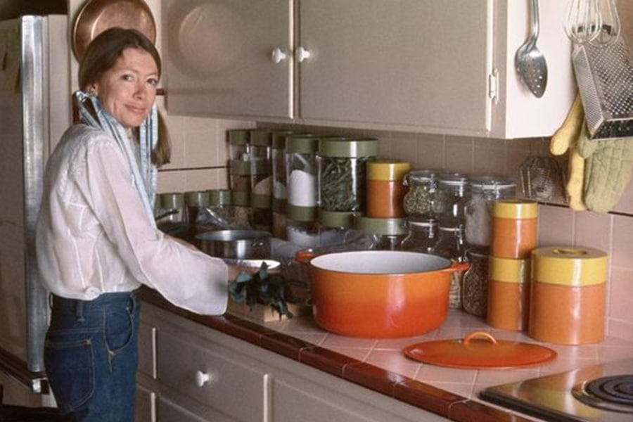 Joan Didion en su cocina