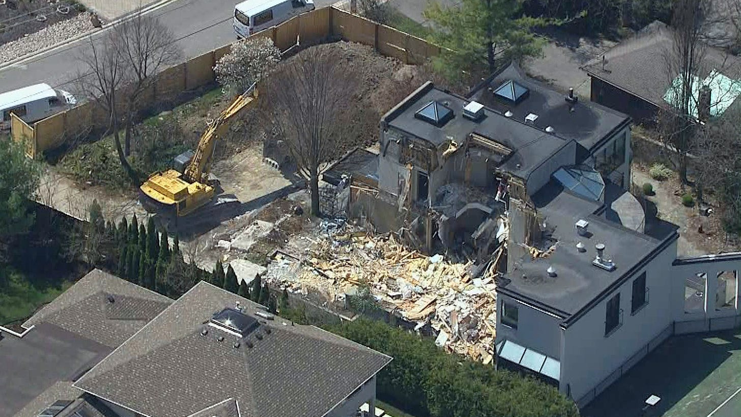 Demolition begins on home where Honey and Barry Sherman were murdered |  CP24.com