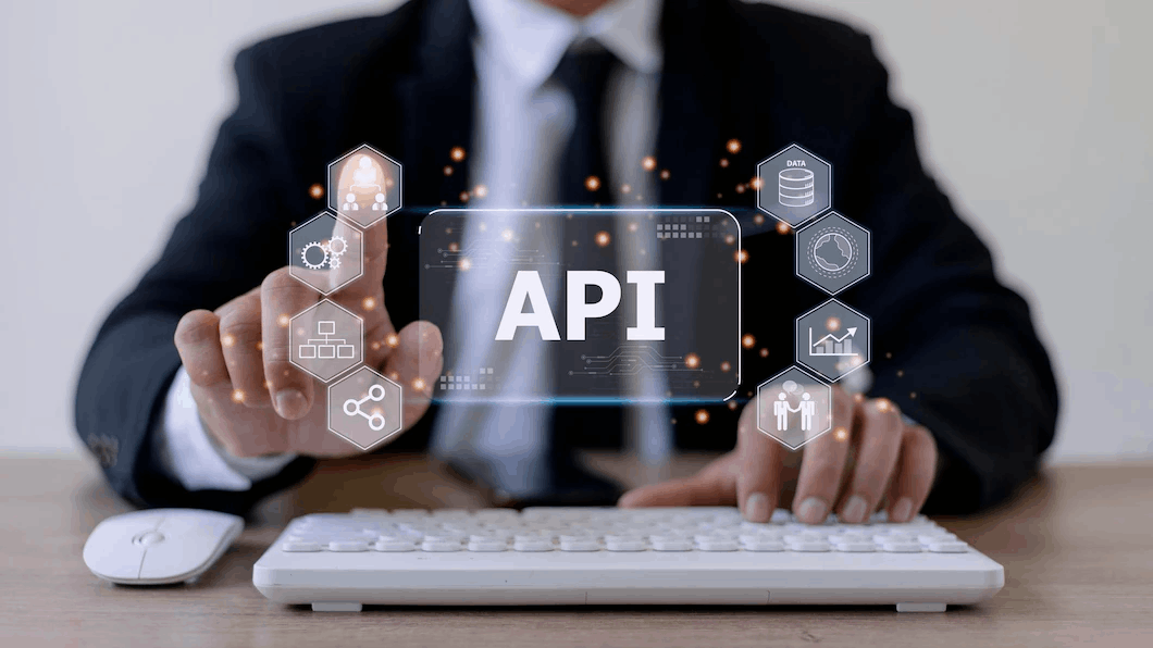 Como usar a integração de APIs para otimizar soluções?