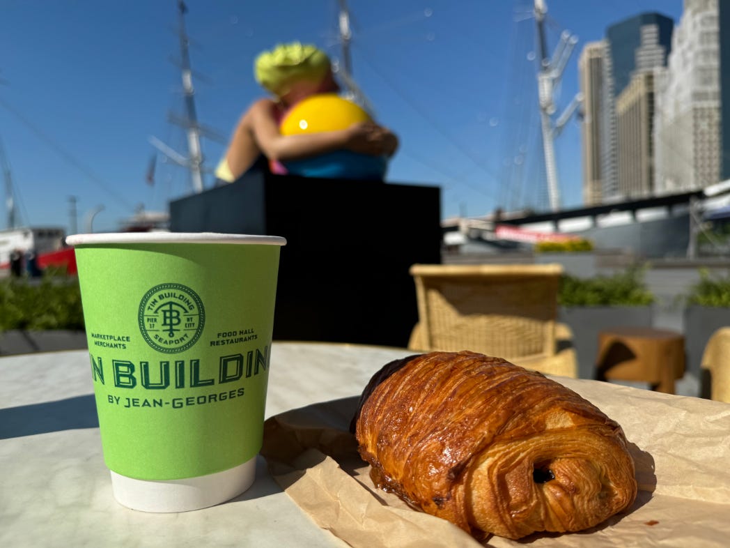 Breakfast at the Tin Building (Photo: Elke Nominikat)