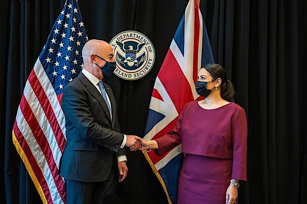 Priti Patel (à droite) rencontre Alejandro Mayorkas, secrétaire américain à la Sécurité intérieure, Washington DC, le 17 novembre 2021. (Photo : Priti Patel / Twitter)