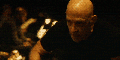 J.K. Simmons interpreta il severo insegnante di musica Terence Fletcher in una scena intensa del film "Whiplash", mentre si avvicina minacciosamente a Andrew Neiman, interpretato da Miles Teller, durante una lezione di batteria. J.K. Simmons interpreta il severo insegnante di musica Terence Fletcher in una scena intensa del film "Whiplash", mentre si avvicina minacciosamente a Andrew Neiman, interpretato da Miles Teller, durante una lezione di batteria.