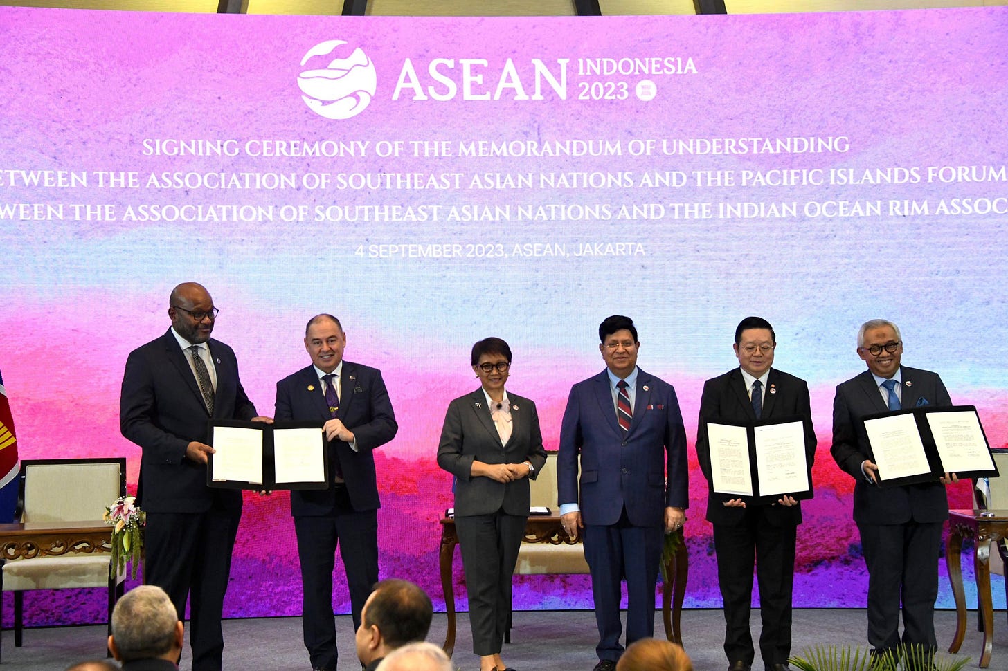 Secretary-General of ASEAN and Secretary-General of IORA sign MoU