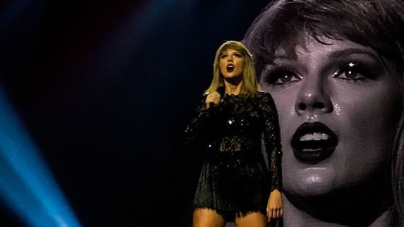 File:Taylor Swift NOW Super Saturday Night IMG 0791 edited (32776592350).jpg