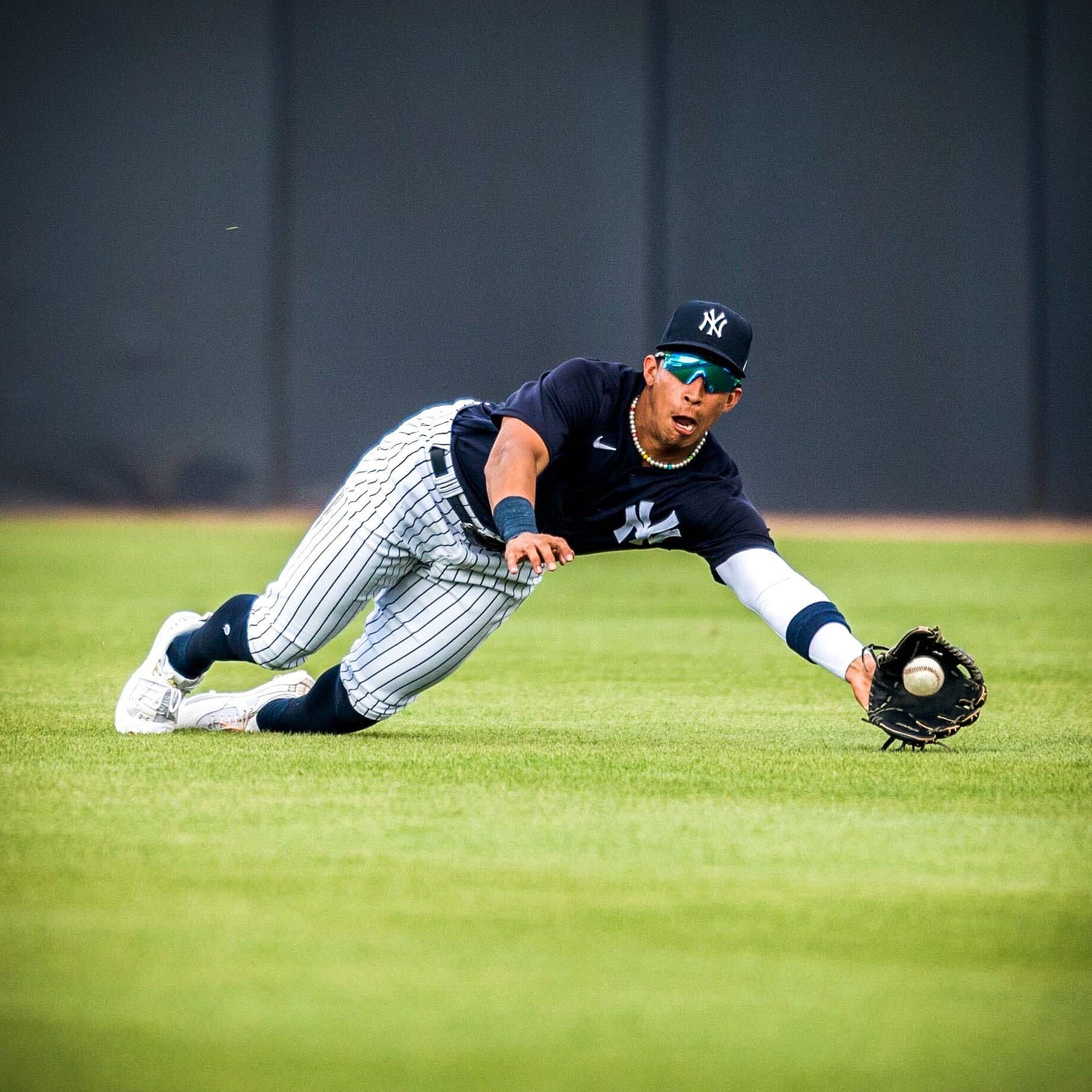 Oswaldo makes a diving catch