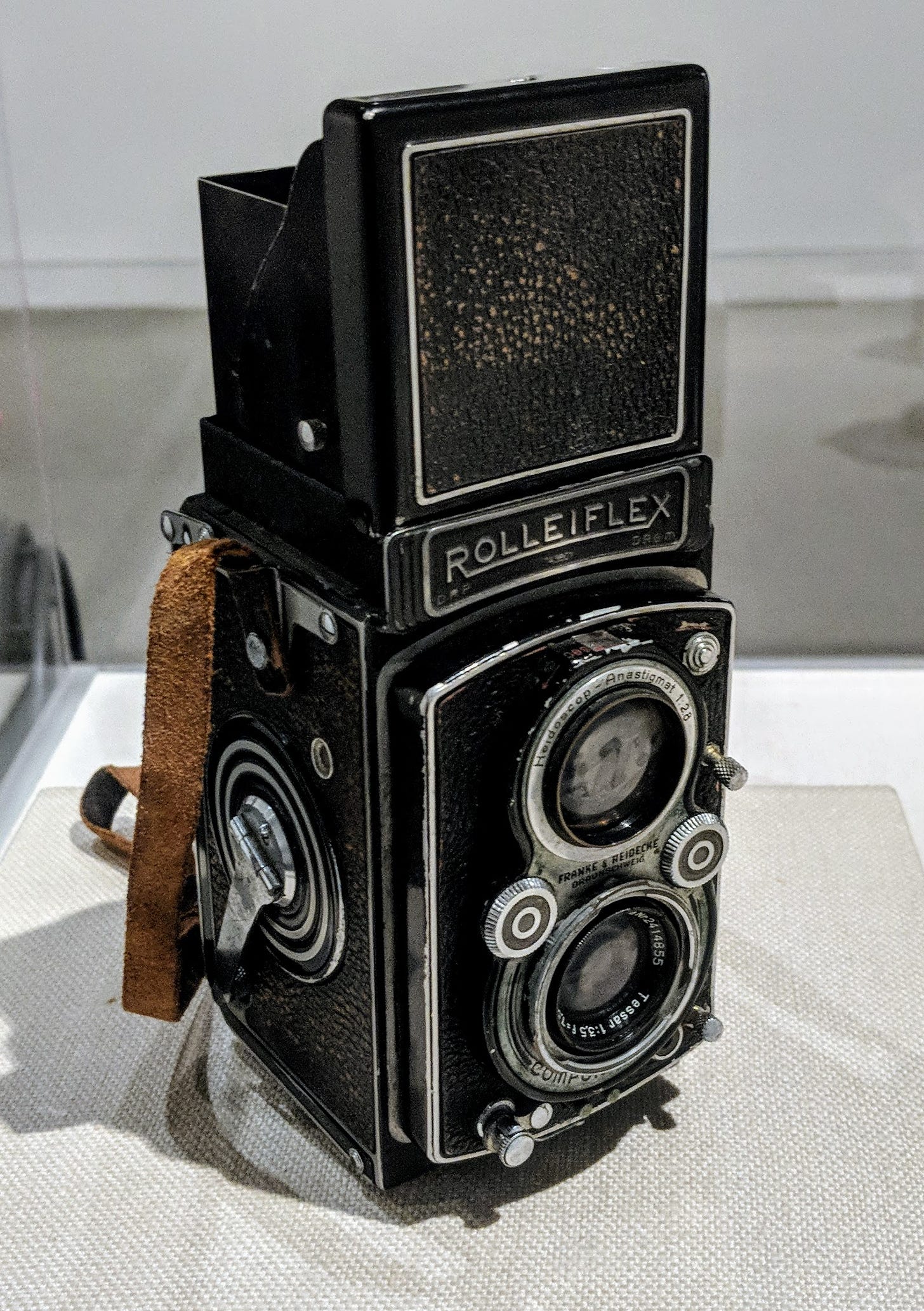 File:Imogen Cunningham Rolleiflex.jpg - Wikimedia Commons