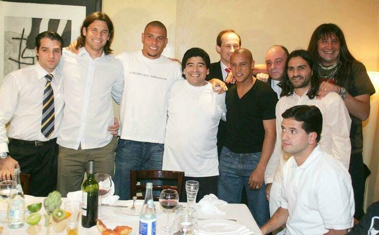 2015: foto de la cuenta de Twitter de Juni Calafat -sentado- en una cena en Madrid bien sudamericana. No tuitea desde esa época. 2015: foto de la cuenta de Twitter de Juni Calafat -sentado- en una cena en Madrid bien sudamericana. No tuitea desde esa época.